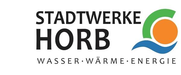 Das Bild zeigt das Logo der Stadtwerke Horb mit einem grafischen Element in grüner, orangefarbener und blauer Farbe sowie dem Text "Wasser · Wärme · Energie".