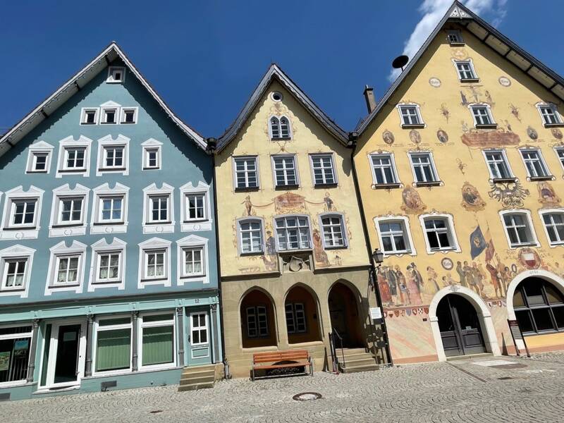 Mehrere historische Gebäude mit Fachwerk, Satteldach und Sitzbank davor.